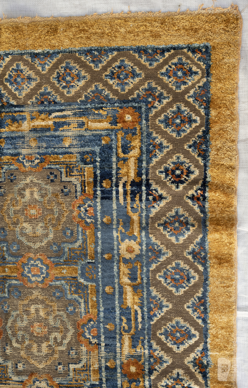 A silk carpet - 图2